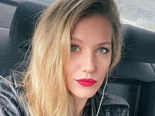 «Образ вполне складный»: Карина Андоленко позировала на балконе в изумрудном винтажном платье