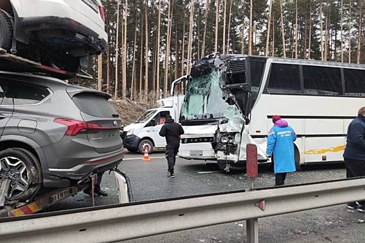 На Урале в столкновении автобуса с фурой пострадали четверо детей
