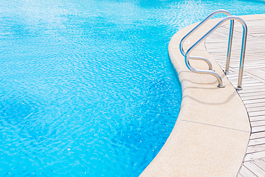 Под Петербургом 13-летний мальчик прыгнул в бассейн и ударился головой о дно