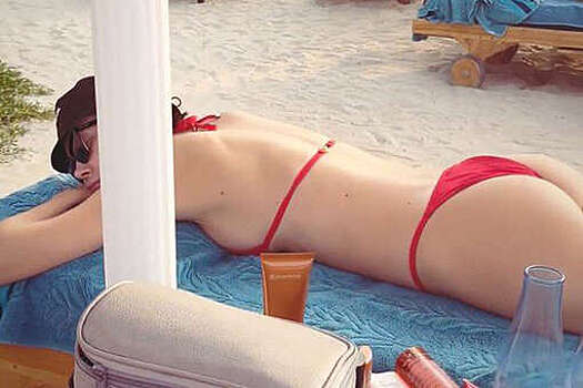 Актриса Настасья Самбурская опубликовала фото в купальнике