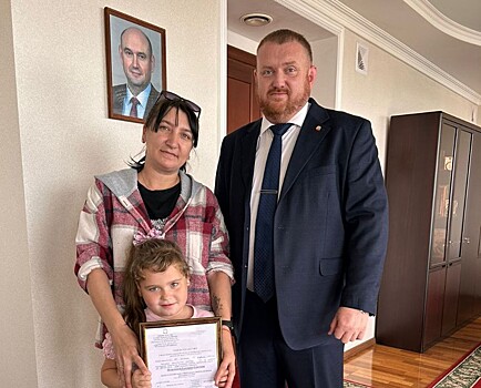 Многодетным семьям Орска вручили сертификаты на жильё