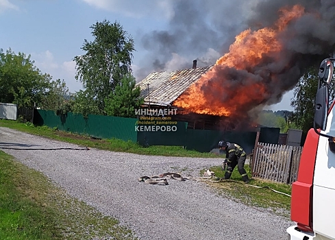 Сняли на видео: дом полностью сгорел на глазах кузбассовцев