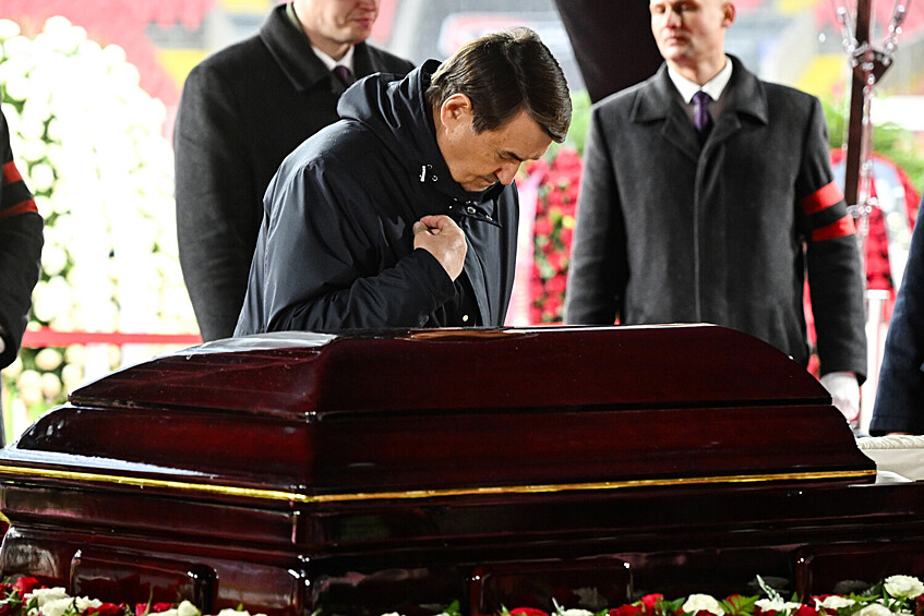 Советник президента РФ, специальный представитель президента РФ по международному сотрудничеству в сфере транспорта Игорь Левитин на церемонии прощания с олимпийским чемпионом 1956 года и лучшим бомбардиром московского «Спартака» Никитой Симоняном на стадионе «Лукойл Арена» в Москве, 27 ноября 2025 года