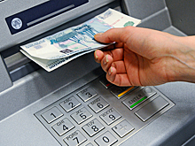 Россияне кинулись снимать наличные: хватит ли на всех денег