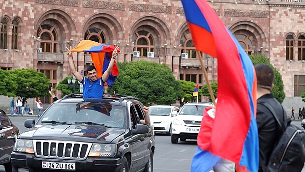 В центре Еревана начался многотысячный митинг оппозиционеров