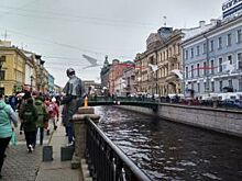 Смельчак без страховки прошел над каналом Грибоедова