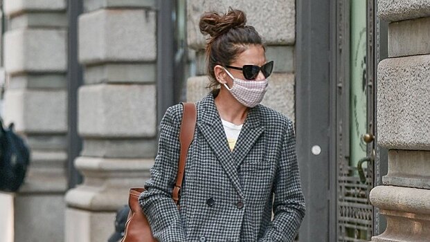 Двубортное пальто, широкие джинсы и небрежный пучок: Кэти Холмс на прогулке в Нью-Йорке