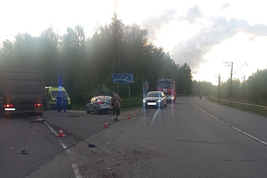 В Подмосковье самосвал раздавил машину, погибли двое взрослых и младенец
