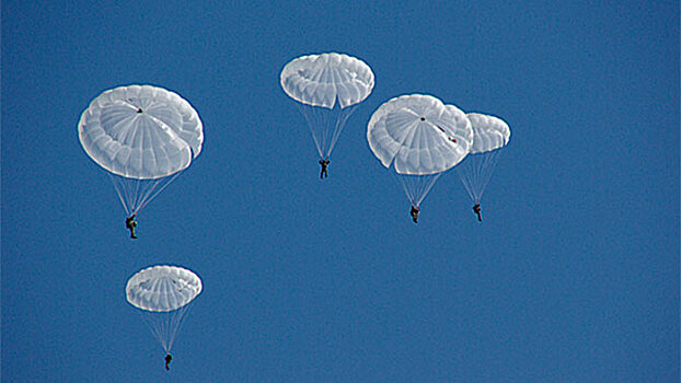 Спецназовцы прыгнут с парашютом 8 тысяч раз в ходе учений