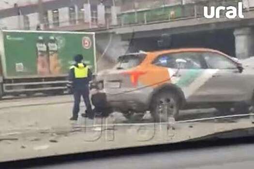 В Екатеринбурге мужчина на авто каршеринга устроил массовое ДТП в центре города
