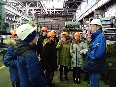 Школьники побывали с экскурсией в цехах «Уралкуза»