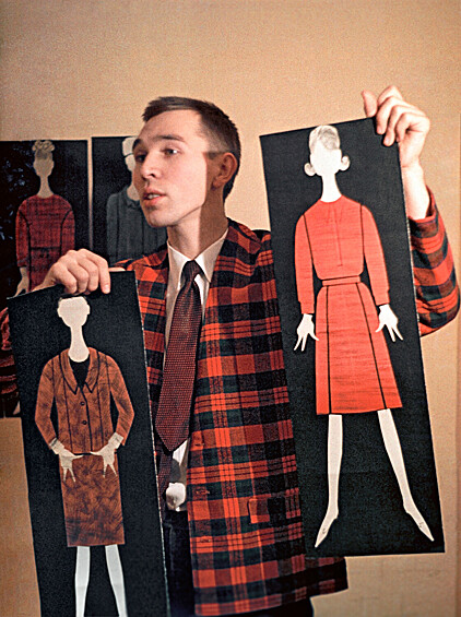 Вячеслав Зайцев с эскизами в руках, 1964 год