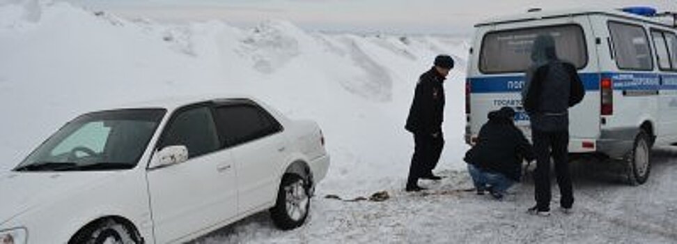 Сотрудники Госавтоинспекции Хакасии помогли водителю освободить автомобиль из снежного плена