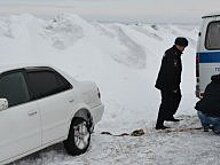 Сотрудники Госавтоинспекции Хакасии помогли водителю освободить автомобиль из снежного плена