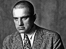 Плакаты работы Владимира Маяковского представили на выставке "Окна сатиры" в Музее Победы