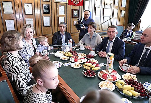 Депутаты Госдумы встретились с многодетной семьей из Москвы и поздравили ее с Международным днем защиты детей