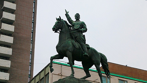 В Киеве предлагают снести памятник Щорсу, оставив только «хорошего» коня