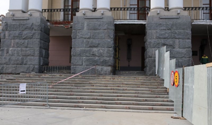 Рабочие наполовину восстановили парадную лестницу музтеатра в Волгограде