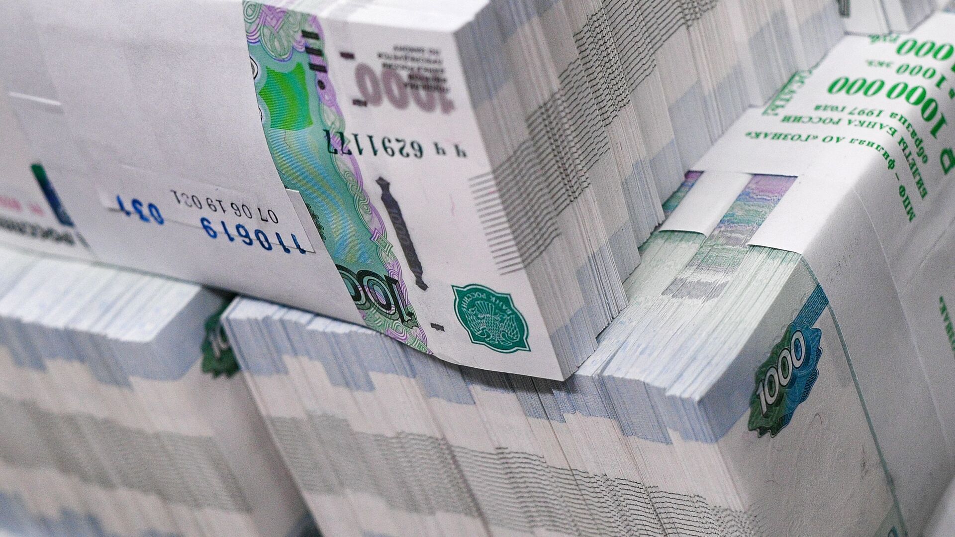 Россияне рассказали, куда потратили бы выигрыш в 100 млн рублей