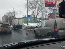 На улице Захарова в Пензе грузовик врезался в ограждение