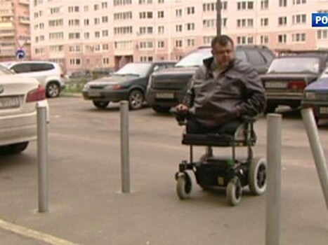 Пандусы есть, но выехать нельзя: инвалиды в ловушке из припаркованных машин