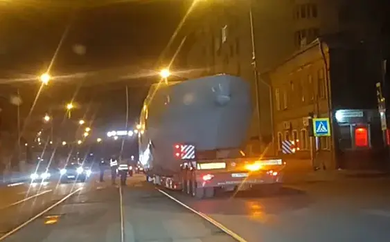 Поднимали ЛЭП: самарцы заметили прицеп с огромной лодкой на ул. Фрунзе