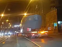 Поднимали ЛЭП: самарцы заметили прицеп с огромной лодкой на ул. Фрунзе