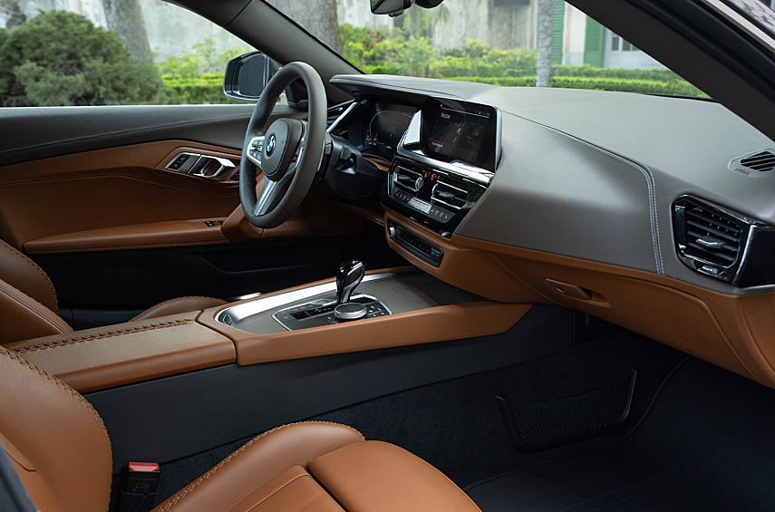 Появились оригинальные колёса с 20 золотистыми спицами — 20-дюймовые на передней оси и 21-дюймовые на задней. Салон почти не изменился, но обрёл иную обивку. Его отделали коричневой кожей от Poltrona Frau (Италия): верхнюю часть — тёмной, нижнюю — светлой.