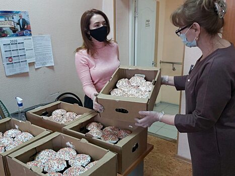 Литневская передала куличи и «Комсомолку» в центр соцобслуживания населения