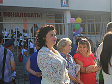 Министр культуры Крыма надела на школьную линейку полупрозрачный костюм