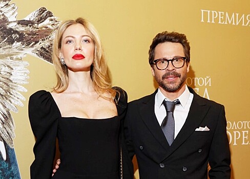 Деревянко впервые вышел в свет с новой девушкой