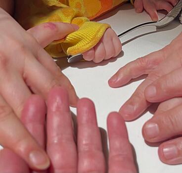 Лариса Гузеева поделилась трогательным фото с внучкой: «Слава Богу за всё»