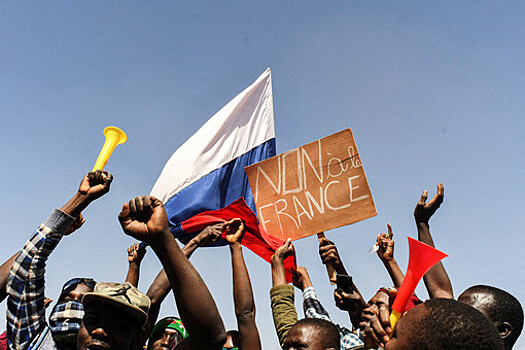 СМИ: в Буркина-Фасо участники антифранцузской демонстрации пронесли флаги РФ