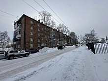 Снег повредил крышу дома в Кузбассе: мэр назвал сроки ремонта