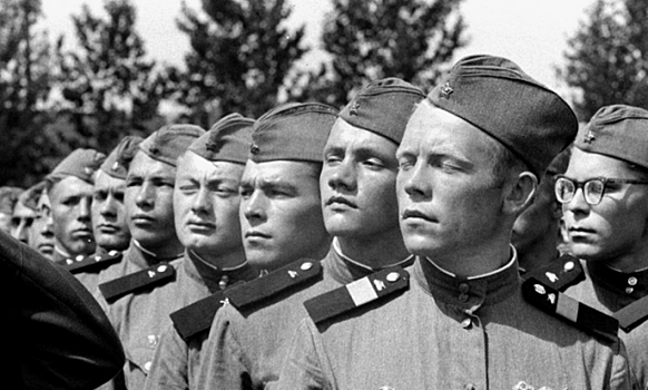Зачем Хрущев хотел лишить погон всех советских военных в 1962 году