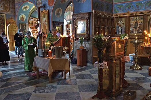 В храме Живональной Троицы отметили молебном день обретения мощей Сергия Радонежского