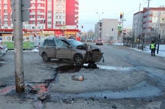 В Сургуте мужчина не справился с управлением и врезался в фонарный столб