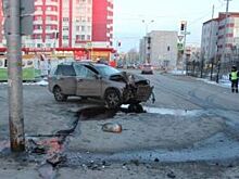 В Сургуте мужчина не справился с управлением и врезался в фонарный столб