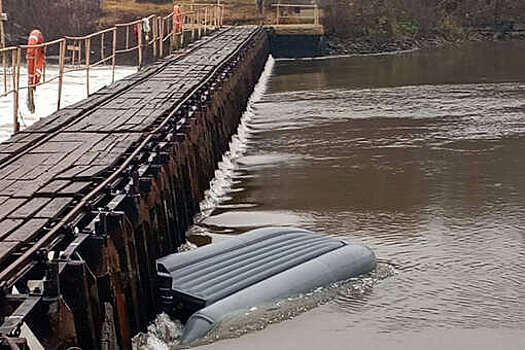 МЧС: в Коломне на Москве-реке перевернулась лодка с рыбаками, женщина утонула