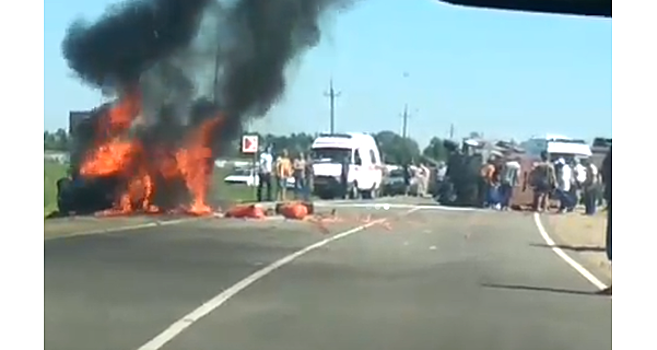 Появилось видео полыхающей в Белореченском районе "Приоры", в которой сгорели два человека