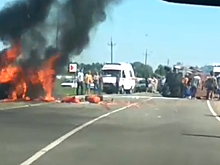 Появилось видео полыхающей в Белореченском районе "Приоры", в которой сгорели два человека