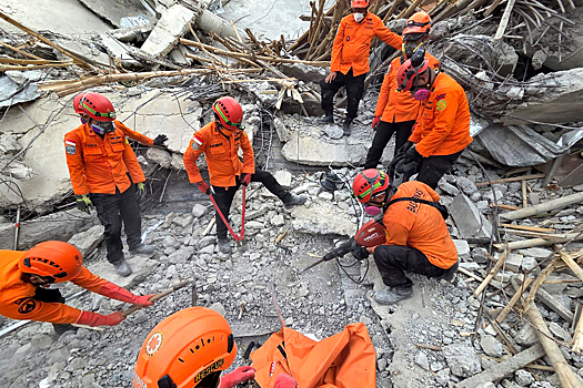 В Индонезии продолжаются поиски пропавших под завалами школы учеников