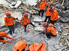 В Индонезии продолжаются поиски пропавших под завалами школы учеников