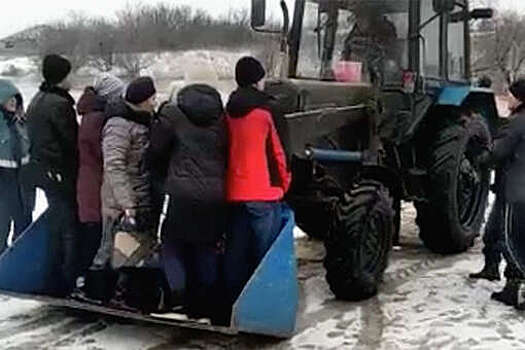 В Пензенской области тракторист перевез людей через реку в ковше