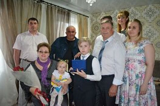 Многодетная семья из Шарьи удостоена медали «За любовь и верность»