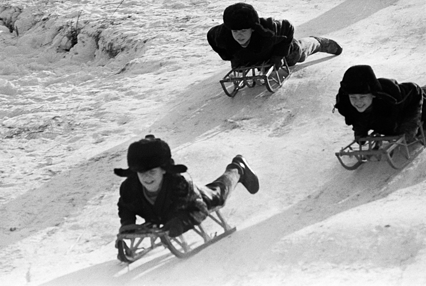 Дети во время катания с горки, 1974 год