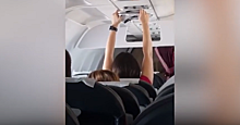 Девушка в самолете сушила трусы у всех на виду