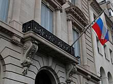 Неизвестный попытался украсть флаг у генконсульства РФ в США