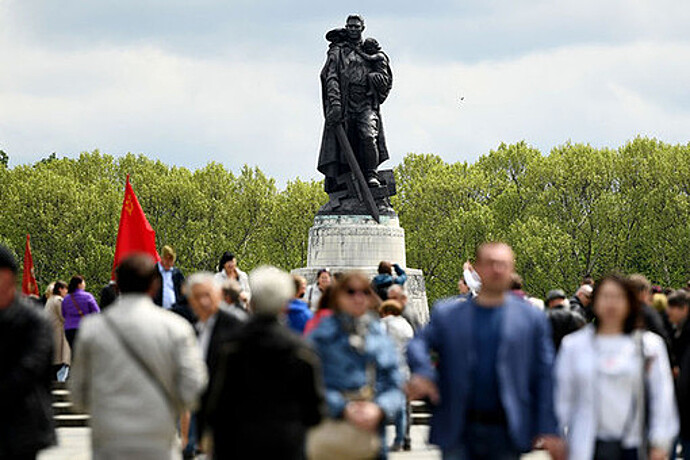 Опубликованы спутниковые снимки советских мемориалов за рубежом