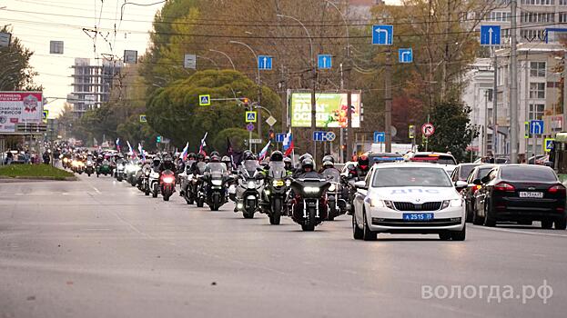 Более 300 мотоциклистов проехали по Вологде в честь Дня воссоединения России с новыми регионами